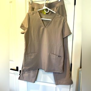 Figs women’s scrubs small top, medium petite pants